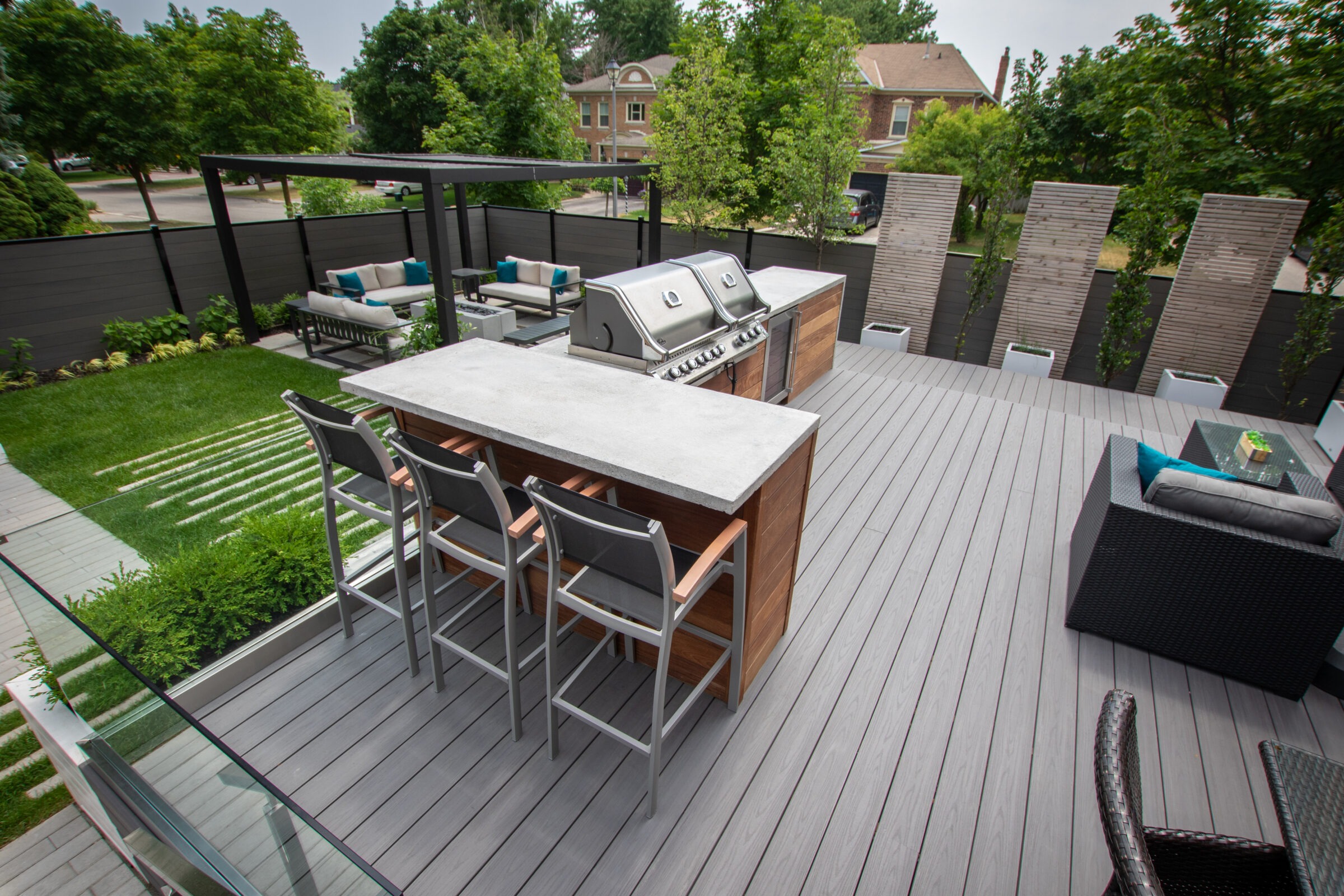 Outdoor living with kitchen and seating